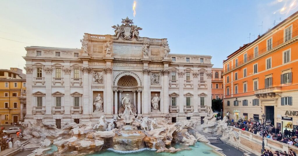 Tourists who want to approach the Fontana di Trevi in ​​Rome will have to pay a fee