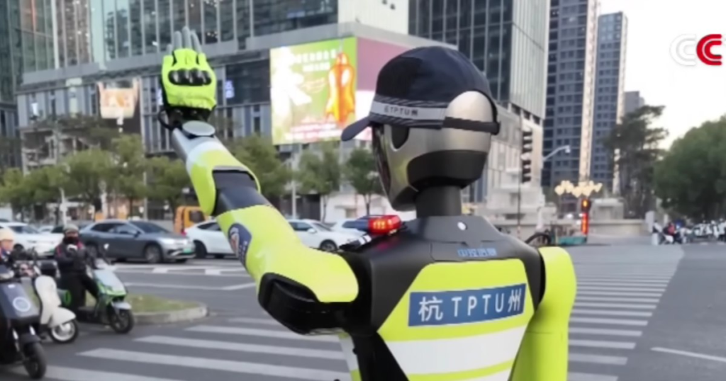 Video The first AI-equipped police robot on the streets of China: "Quite useful. I think it will be a trend in the future"
