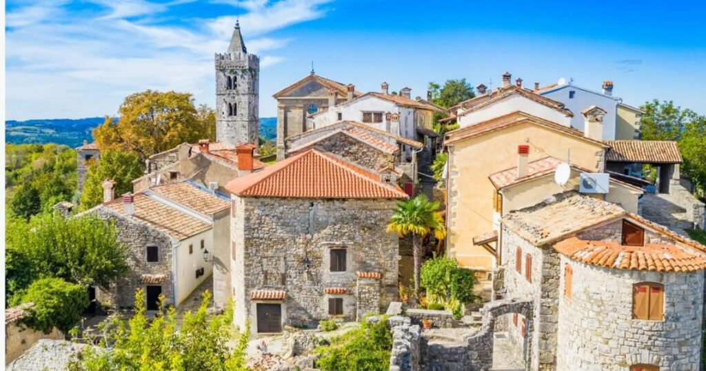 Video The smallest city in Europe, a medieval gem close to Romania: it is surrounded by walls