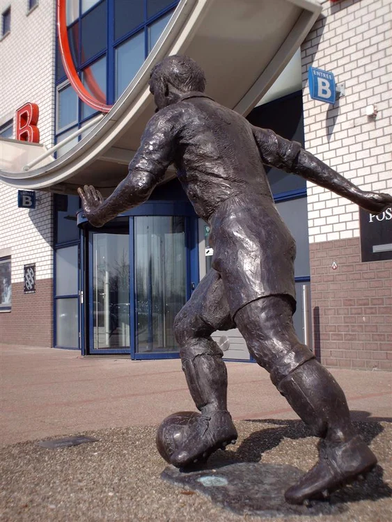 The statue in front of the stadium of the Dutch team Heerenven PHOTO Instagram