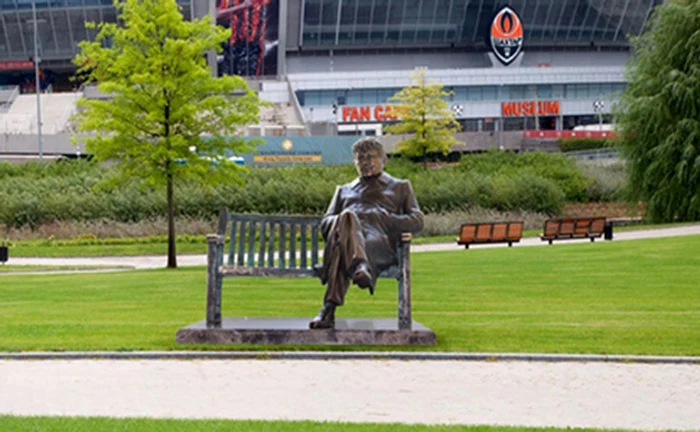 Mircea Lucescu had a statue in the park PHOTO Facebook Shakhtior Donetsk