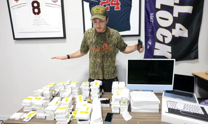 A YouTuber from Georgia bought returned Apple products PHOTO: Video capture