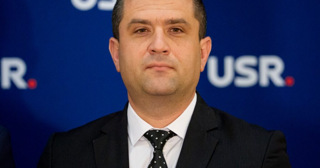 Defense Minister Radu Miruță believes that Ceaușescu was somewhat "patriotic", while USR demands the sanctioning of communist propaganda by law