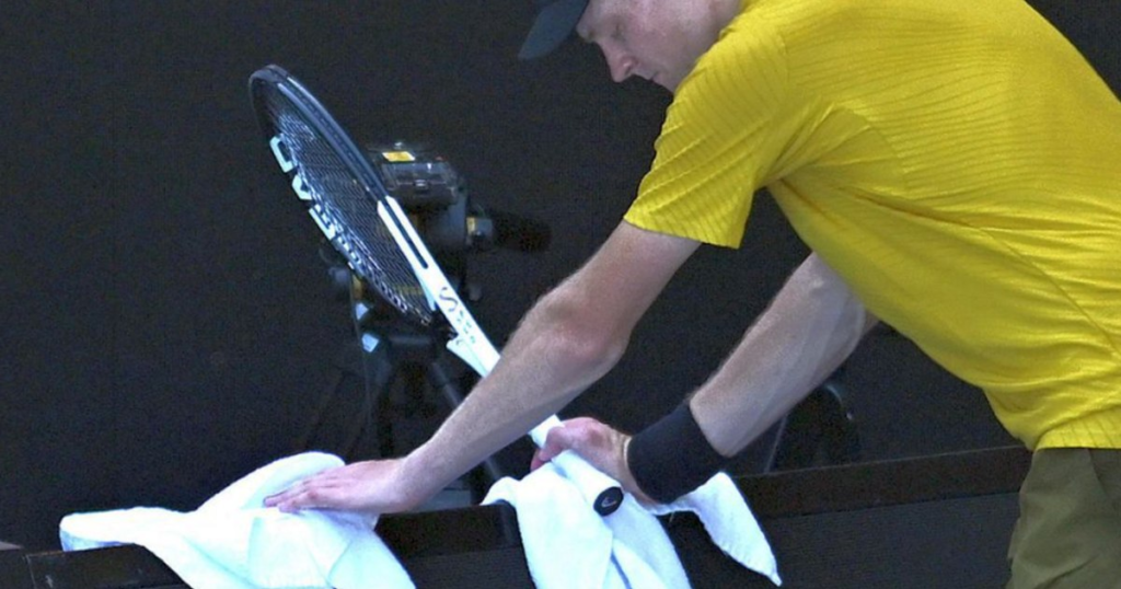 How lucky! Organizers decided Jannik Sinner's fate in Round 3 at AO 2026. The Italian moved on after throwing up in the towel and wanting to retire