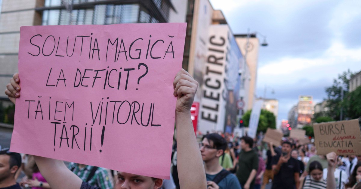 How much does it cost to be a student? More than 40,000 of those attending college have been left without scholarships after the austerity measures. ANOSR requests