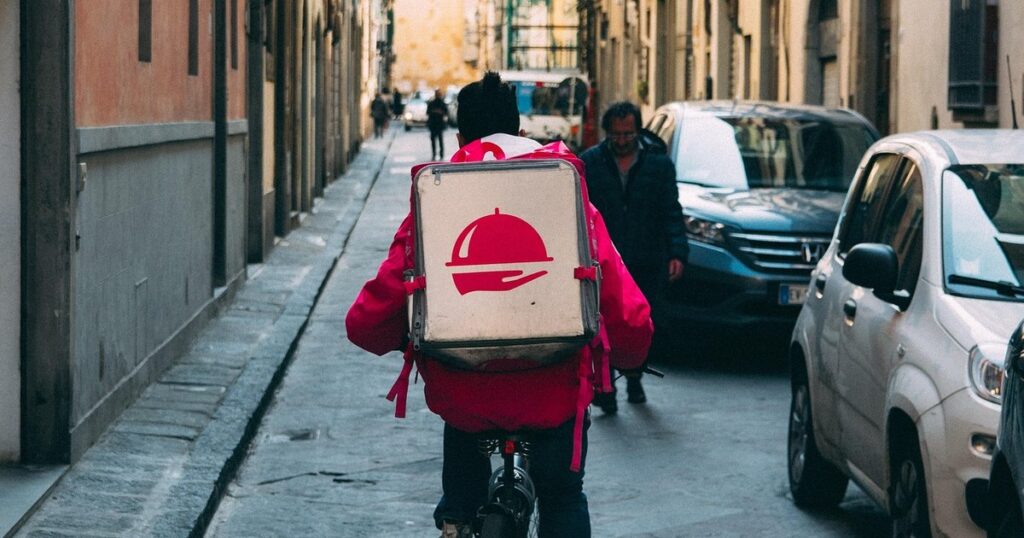 "I gave it one star." Why do Romanians refuse to tip delivery people?