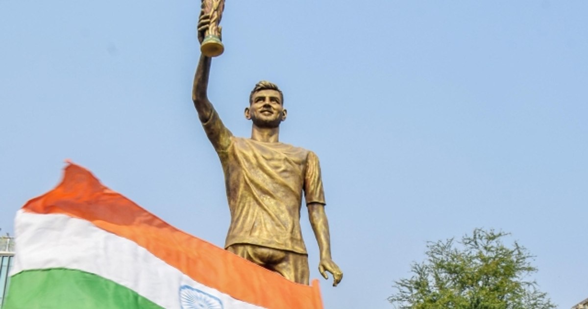 "Make us a statue"! Hagi did not get what he asked for in 1998. Messi the Indian and Maradona on the volcano are some historical sculptures