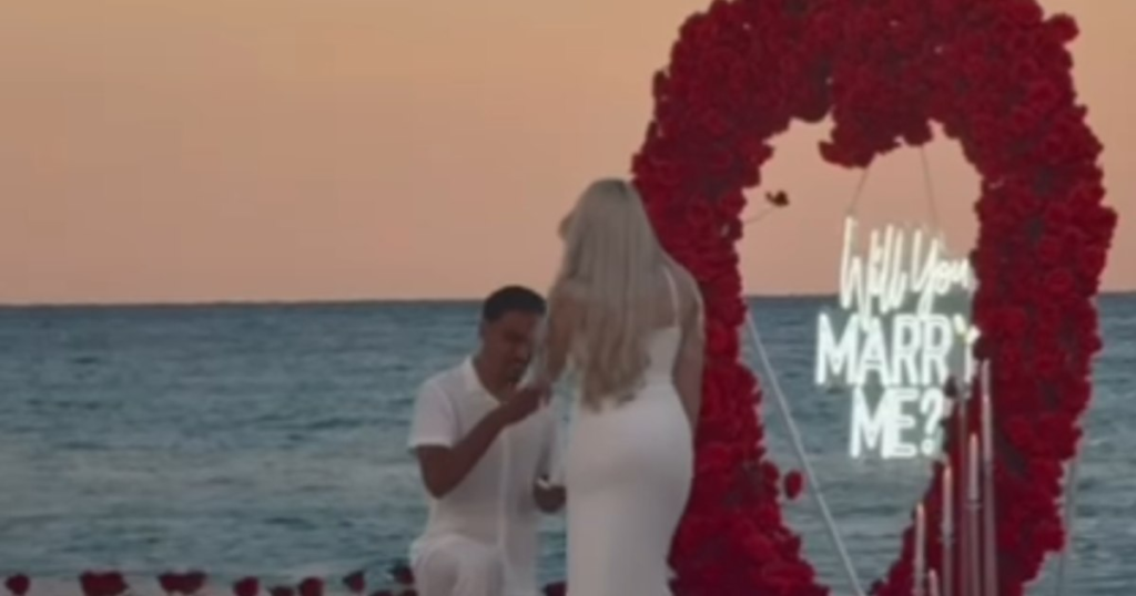 Marriage proposal across the Ocean! Stefan Baiaram surprised his girlfriend with the ring, in America, in the most romantic setting. "The only woman I can see myself next to!"