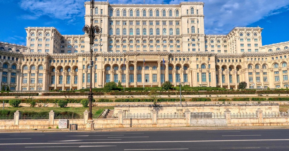 The House of the People, a symbol of the Ceaușescu era, could remain without a fence as part of an ambitious urban project. "Generates a hostile atmosphere"