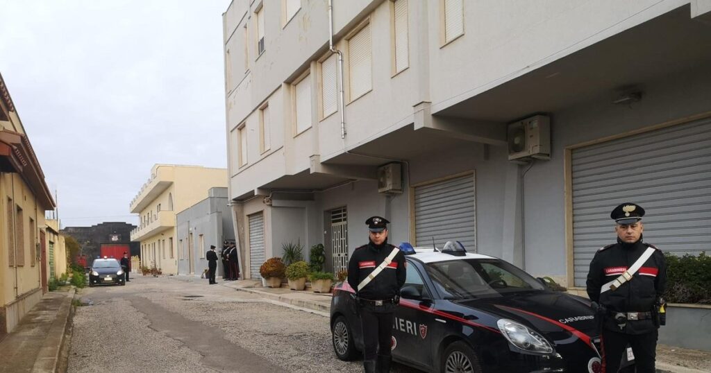 Two Romanian husbands, arrested in Italy for coordinating a network of warehouse robbers. They were selling the stolen goods on the black market