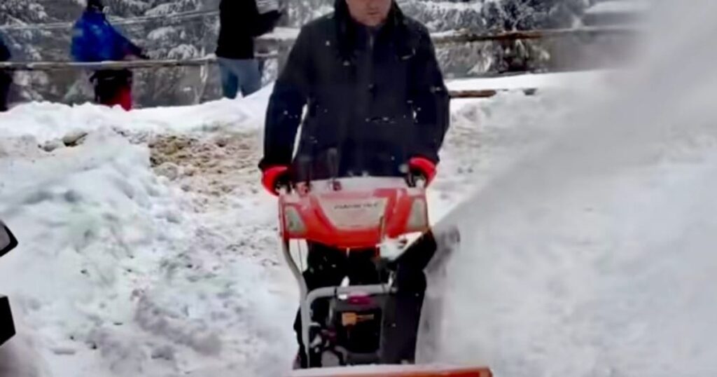 Video Minister Radu Miruţă, clearing snow with a hand blower in the Rânca resort. "He who does not ski is a source of gossip among the neighbors"