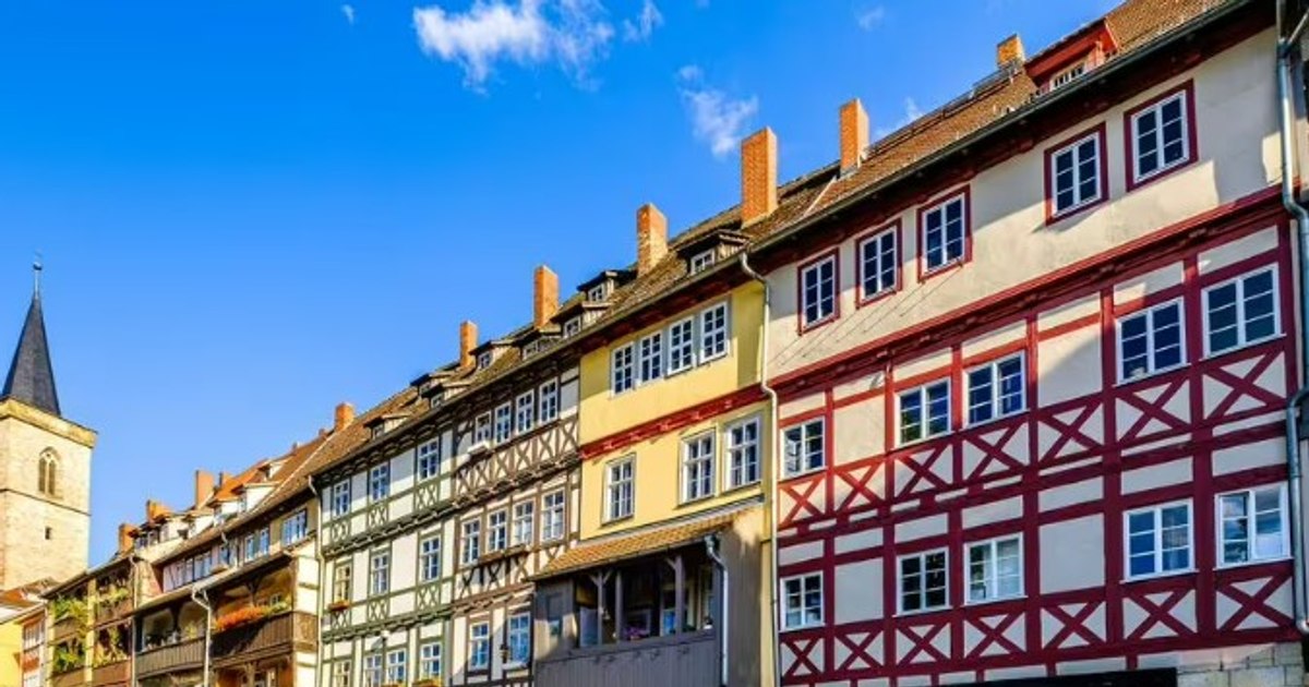 Video The world's oldest inhabited bridge is in Europe: 80 people live among medieval houses, cafes and galleries