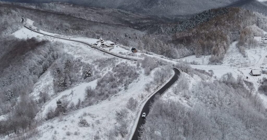 Video Transapuseana, the mountain road that makes Transfăgărășanul and Transalpina forgotten in winter