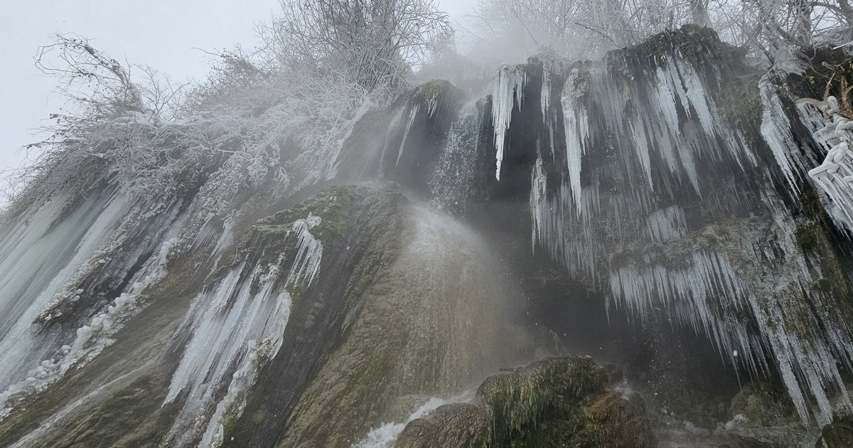 Video Waterfall from Romania that smokes in winter. The amazing phenomenon encountered on frosty days