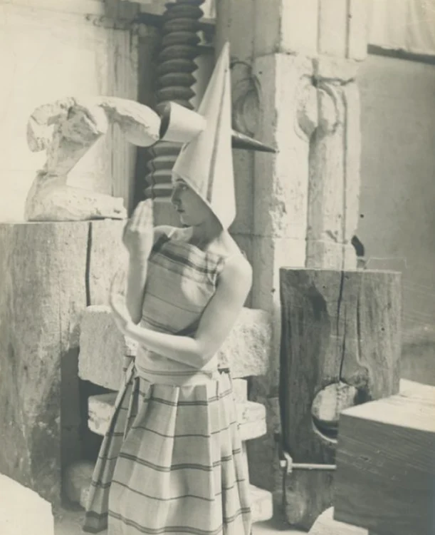 Photograph taken by Constantin Brâncusi, Lizica Codreanu in the studio interpreting the Gymnopedias by Erik Satie, 1922, Nouveau Musée National de Monaco png