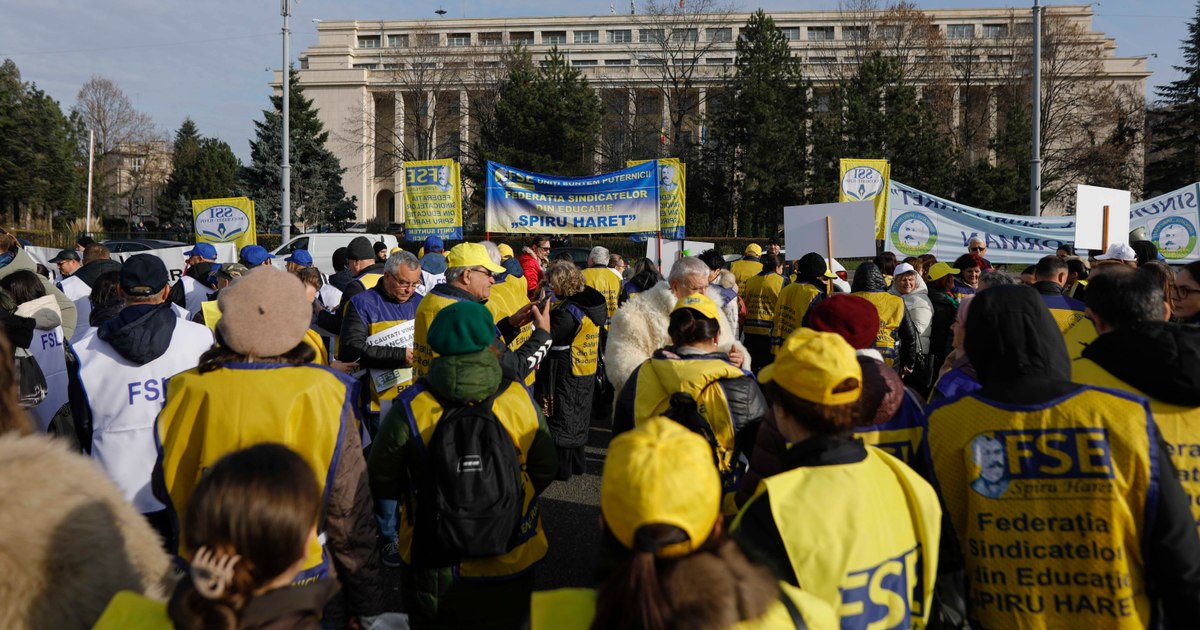 Trade unionists from Education are protesting in Piața Victoriei, dissatisfied with the measures taken by the Government