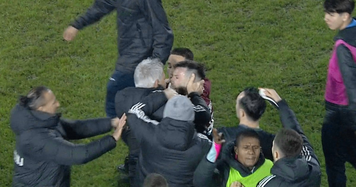 Unreal scenes at the Cluj derby. Coach Bergodi slapped and punched two players of the opposing team