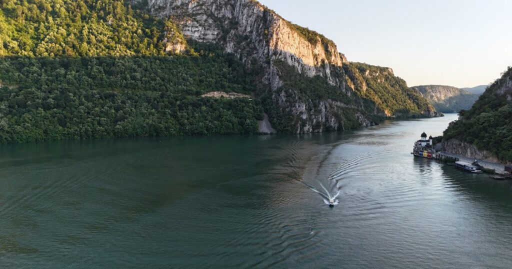 Video The strangest places in the Danube Gorge. The cave that hid hideous swarms of flies