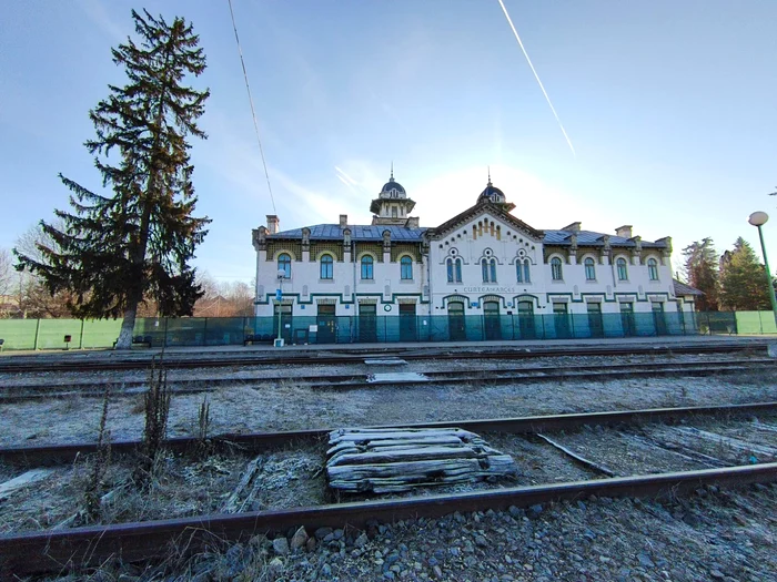 The train station in Curtea de Argeș. TRUTH