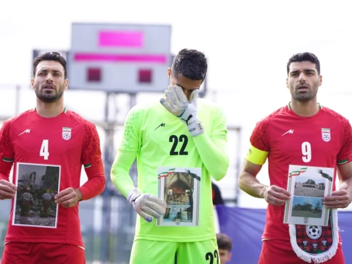 Taremi, first on the right, and his teammates show photos of the FOTO X victims