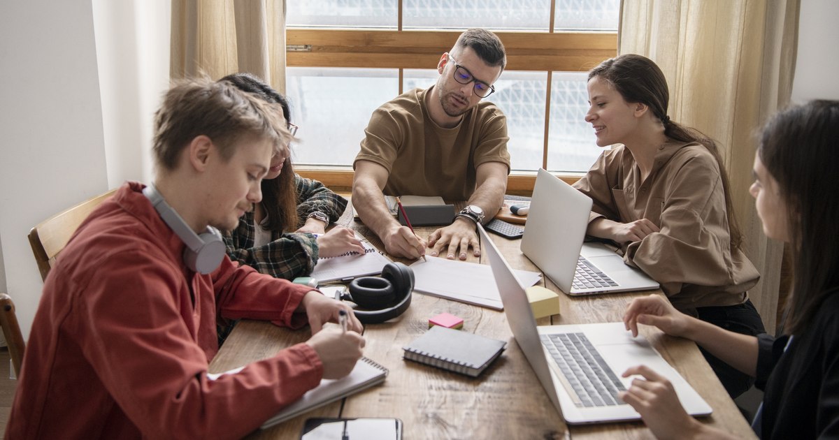 About 40% of young Romanians from Generation Z say they feel stressed or overwhelmed by the pressure of the future