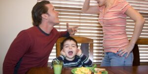 Are we turning into our parents or not? Psychologist: “Repeating their mistakes is, paradoxically, a way to stay connected to them”