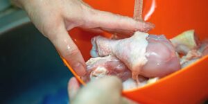 Do we wash the meat before cooking or not? The difference between clean and safe