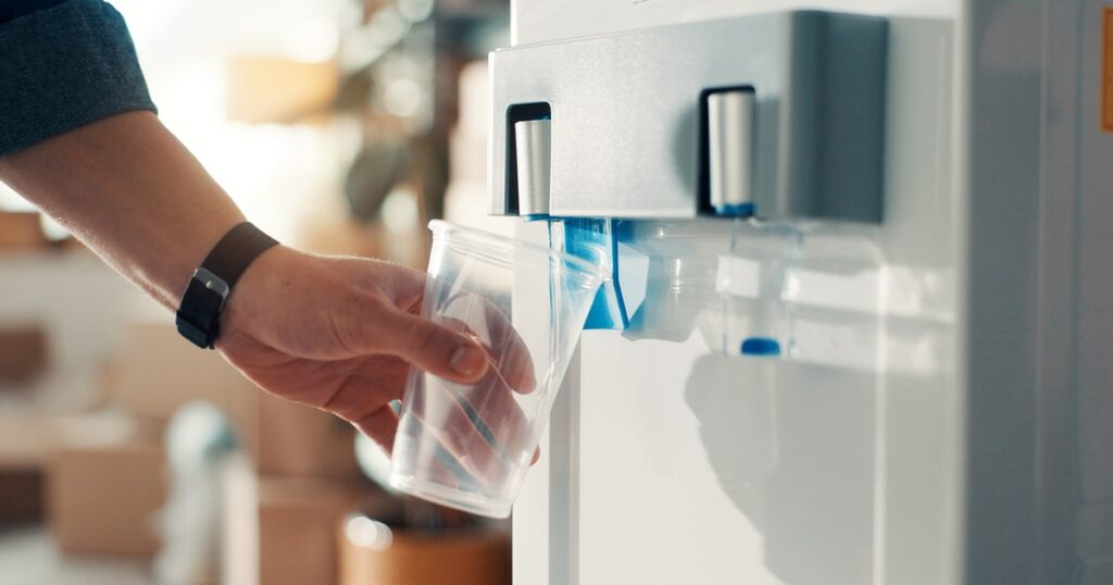 Free access to drinking water in hospitals, airports, metro stations and public institutions. The proposal passed the Senate