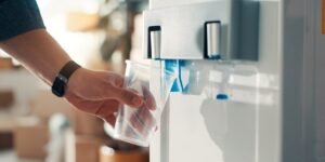 Free access to drinking water in hospitals, airports, metro stations and public institutions. The proposal passed the Senate