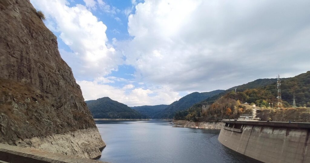 Hazardous pollution in the Vidraru reservoir: oil and fuel stains were observed on the surface of the water