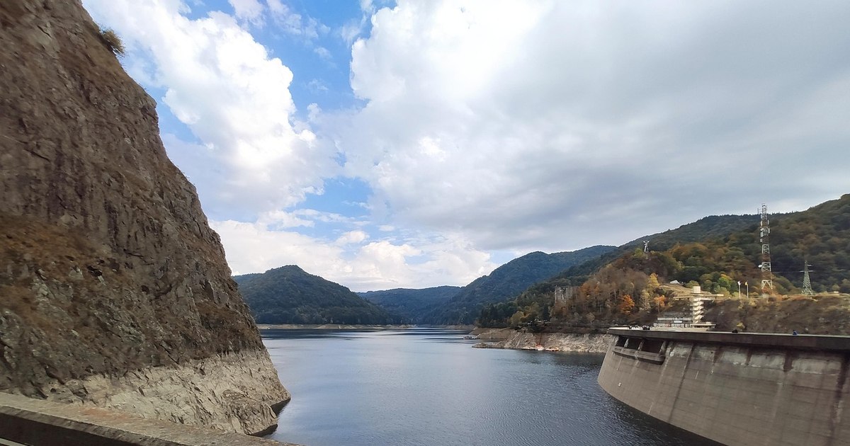Hazardous pollution in the Vidraru reservoir: oil and fuel stains were observed on the surface of the water