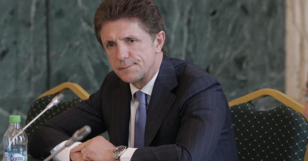 How much did Gică Popescu pay to become a majority shareholder in Farul. "Baciul" has several business failures