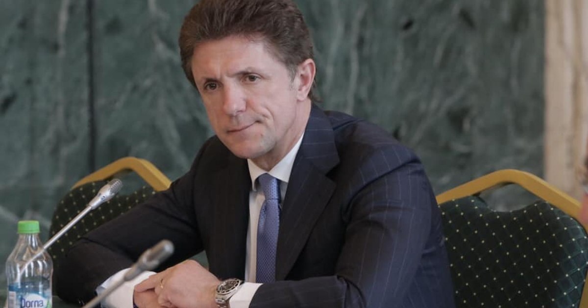 How much did Gică Popescu pay to become a majority shareholder in Farul. "Baciul" has several business failures