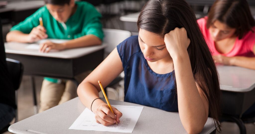 More than 143,000 students start the simulation for the Baccalaureate 2026 on Monday, with the Romanian Language test. What happens to those who chose to boycott