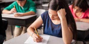 More than 143,000 students start the simulation for the Baccalaureate 2026 on Monday, with the Romanian Language test. What happens to those who chose to boycott