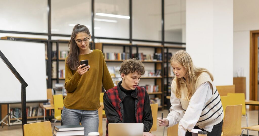 Nine out of ten college graduates find work, but many complain about salaries: "We don't all need degrees"