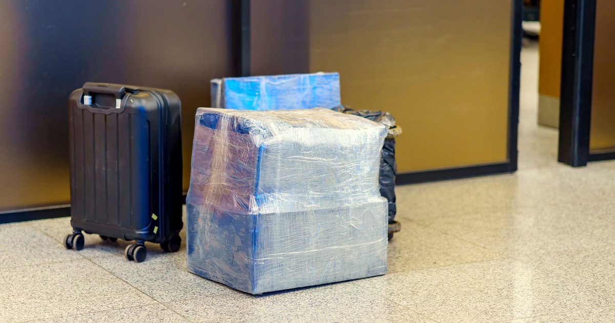 The mistake that turns your luggage into a magnet for thieves: why not wrap your suitcase in plastic and what colors to avoid