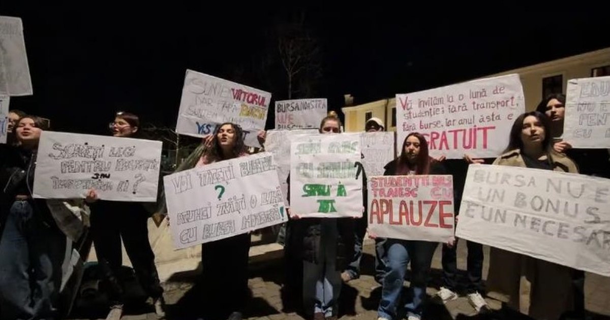 The students protested, on Saturday, in Piaţa Victoriei and the large university centers in the country. "Do you write laws for Education, or against it?"