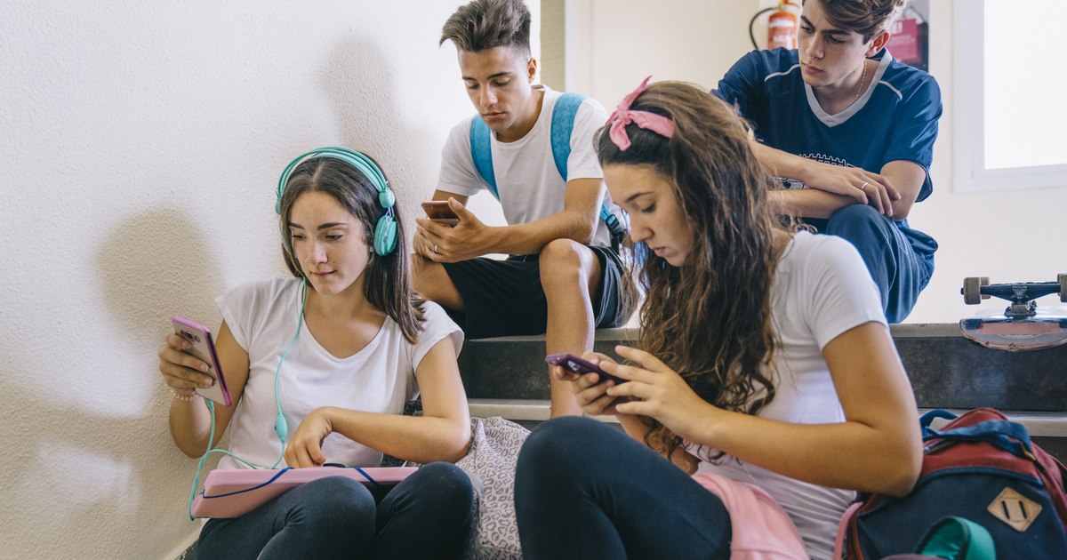 Toxic relationship between students and phones in schools, described by teachers: "I left crying after talking to them"