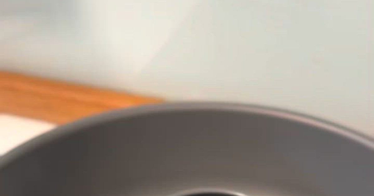 Video Laura Cosoi's recipe that conquered the internet: How to get a fine cake with burnt sugar cream and cocoa topping