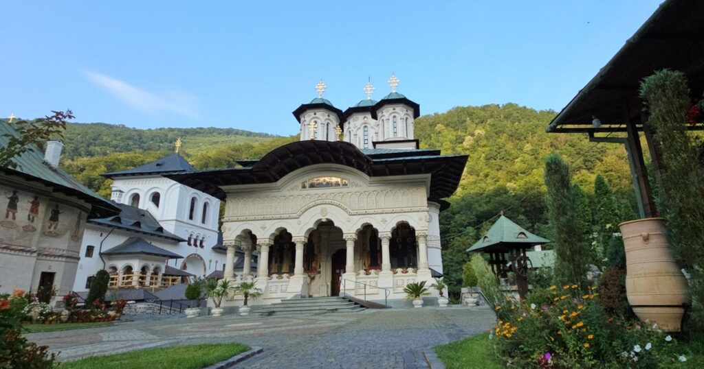 Video Popular Easter places where Romanians can reach by train. Where are the monasteries a stone's throw from the train station