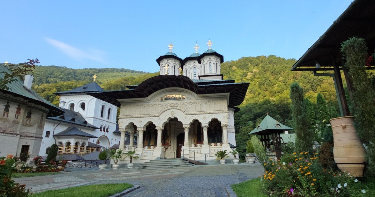 Video Popular Easter places where Romanians can reach by train. Where are the monasteries a stone's throw from the train station