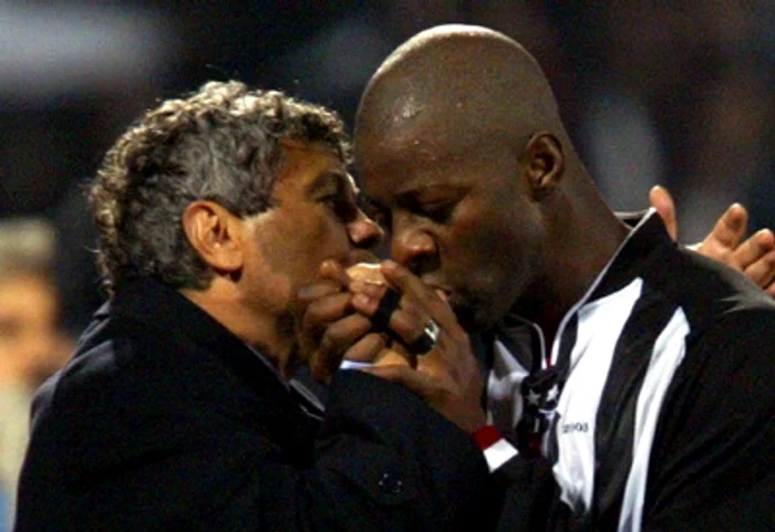 Pascal Nouma kissed the coach's hand after a goal  