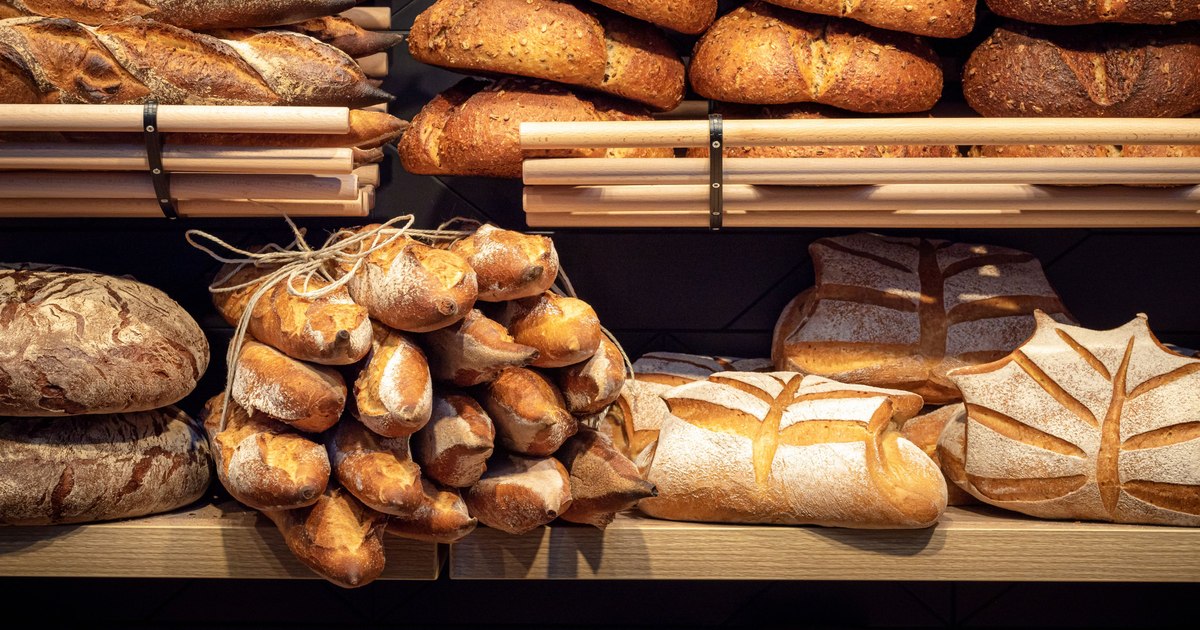 Whole batches of bread, withdrawn from the market after the detection of a foreign body. What products should not be consumed