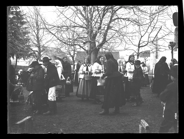 Peasants and peasants going to the egg distribution. PHOTO: Ethnographic Museum of Transylvania