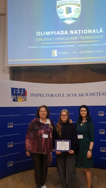 Student Ileana Bucică with two of her teachers PHOTO: personal archive/Dorina Diță