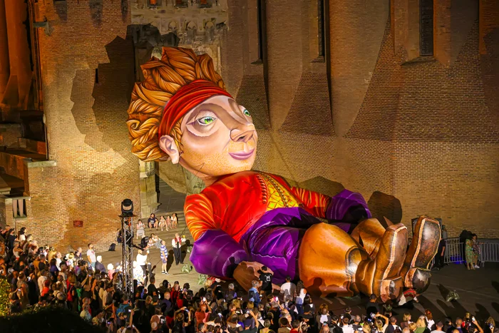 THE STRANGER JOURNEY TO ABSURDISTAN nuit pastel 2025 jpg