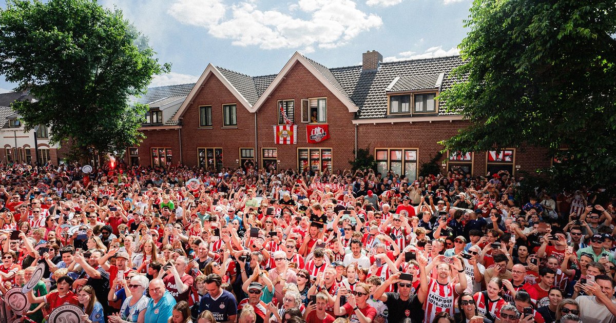Angry at the national team, party at the club team. Dennis Man attends the title celebration with PSV Eindhoven