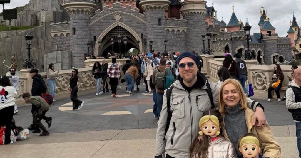 Disneyland, expectations vs. reality: "I haven't seen so many people on the street until New Year's Eve!"