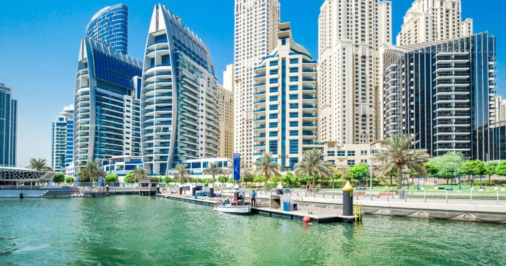 Dubai, the city of luxury, caught in an unusual silence. Empty hotels and discounts of up to 70% after massive holiday cancellations